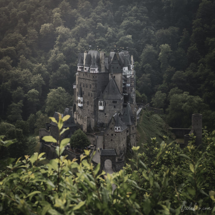 Burg Eltz - the eagle perspective spot