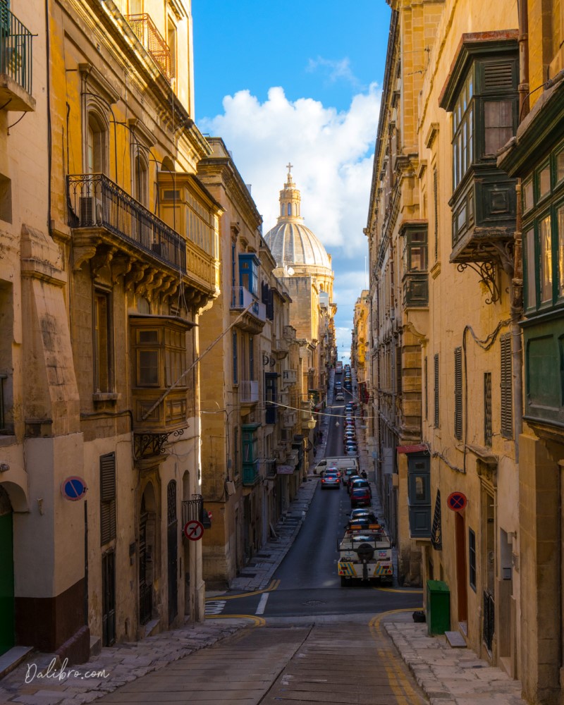 valletta malta triq zekka street morning dalibro.com