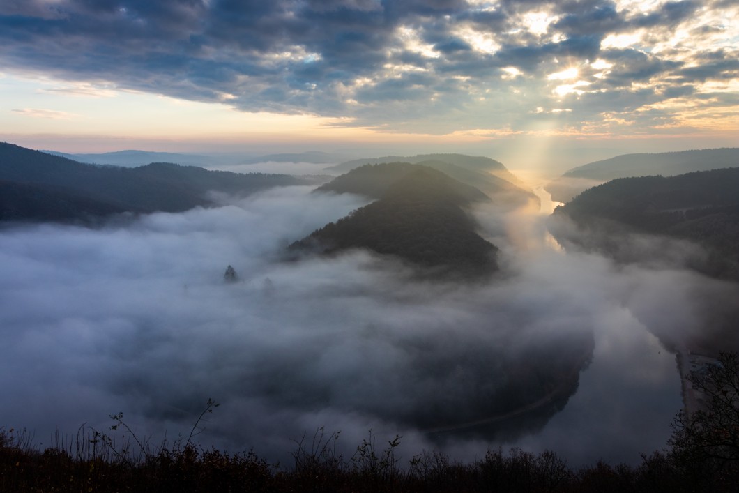 By the time the morning mist finally lifted and uncovered the river underneath, the light got a bit too harsh. Luckily, some cloud coverage arrived to help just in time!