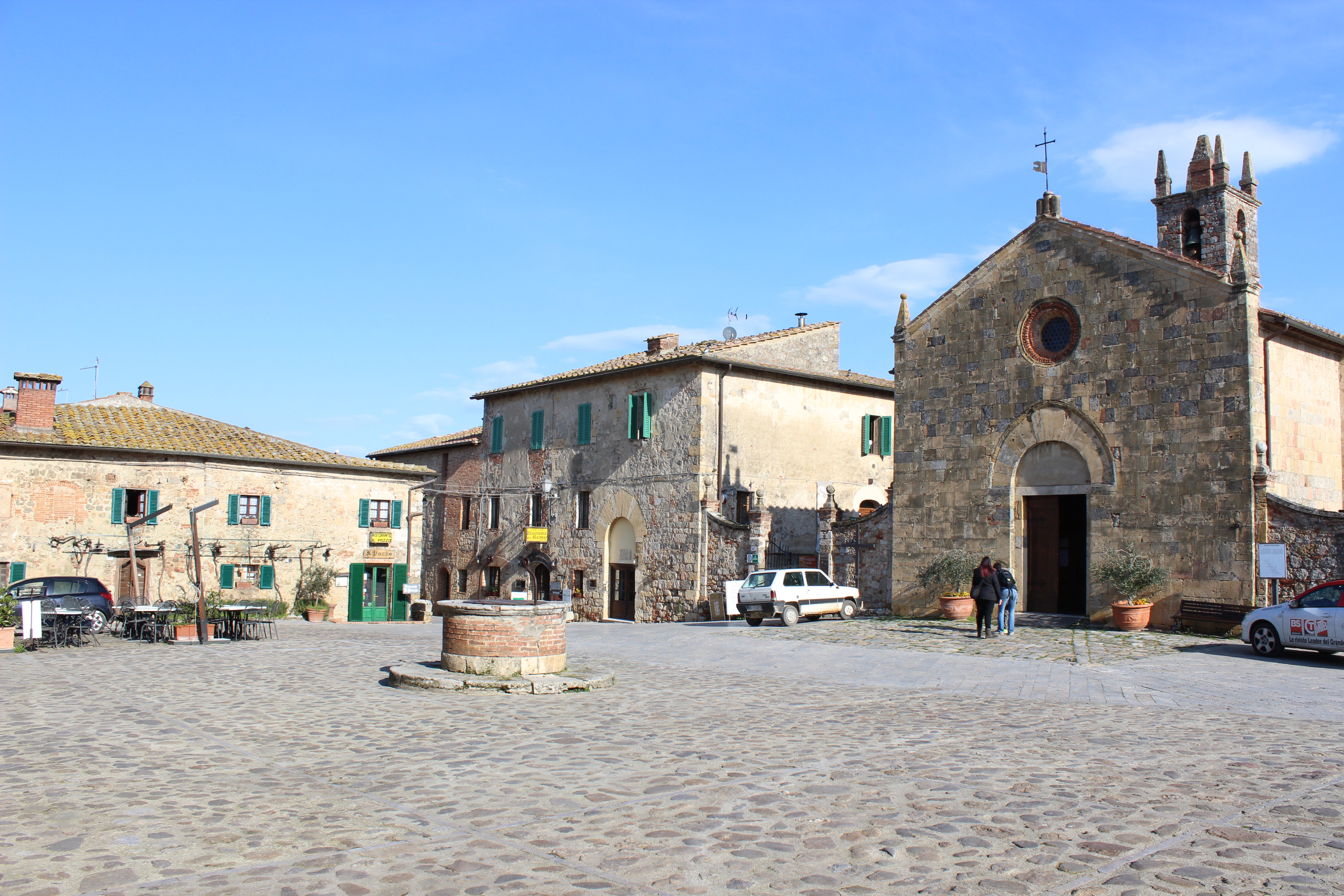 A church, a square and 2 cafés, that's Monteriggioni